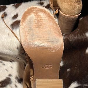 UGG SHERPA LINED BOOTIES -tan suede newer.